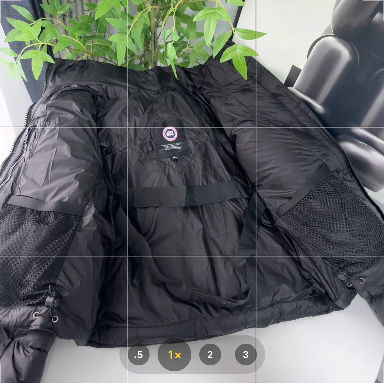 P780 Style number: Y112 𝗚𝗮𝗻𝗮𝗱𝗮 𝗚𝗼𝗼𝘀𝗲｜Canada Goose Cypress series women's short puff/down jacket Color: black, silver Size: XS, S, M, Customized original high-density waterproof recycled Feather-Light tear-resistant fabric, waterproof and windproof, light and fluffy. The interior adopts nylon double-layer sealing design! The interior is filled with 90% white duck down of the national standard, and the down content is as high as 350 grams. Fluffy, plump and soft to the touch.